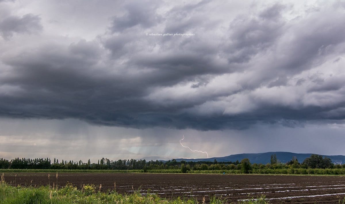 Orages en fin de journée du 2 mai près de Carpentras (84) 