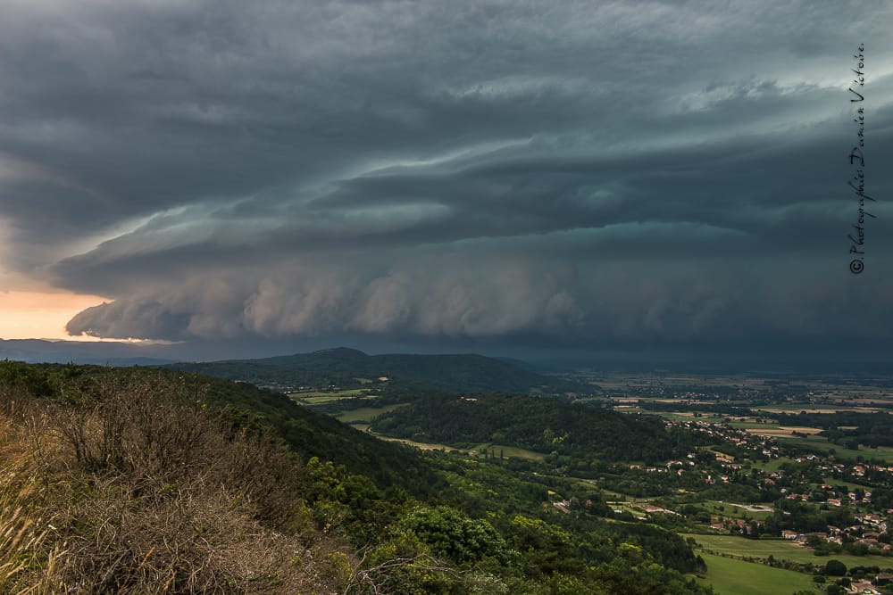 Imposant arcus et impacts de foudre dans la plaine Bressane le 20 juillet