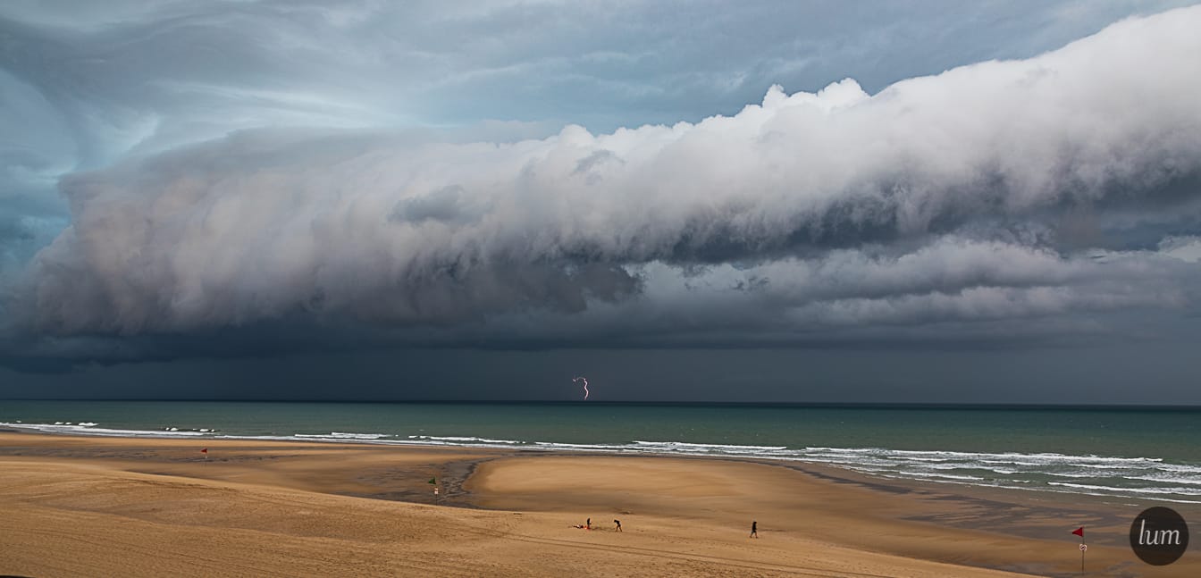 Deux orages se suivent et ne se ressemblent pas à Hourtin (Gironde) le 4 juillet