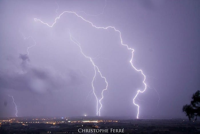 Forte activité électrique sous un orage supercellulaire, dans le Tarn, dans la nuit du 6 au 7 août 2013. (c) Christophe FERRE