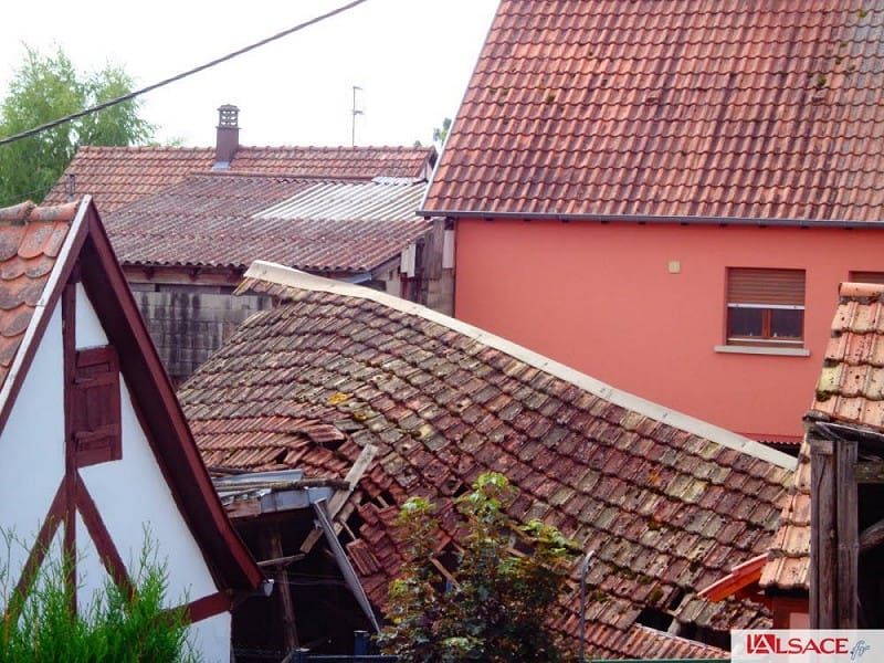 Toiture soulevée à Krautergersheim, lors des orages du 12 août 2013. Crédit photo : L'Alsace. Toiture soulevée à Krautergersheim, lors des orages du 12 août 2013. Crédit photo : L'Alsace.