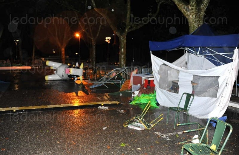 Orage du 24 août 2013 à Aix-les-Bains (Savoie). Dégâts liés à de très fortes rafales de vent aux abords du Lac du Bourget. (c) Le Dauphiné Libéré Orage du 24 août 2013 à Aix-les-Bains (Savoie). Dégâts liés à de très fortes rafales de vent aux abords du Lac du Bourget. (c) Le Dauphiné Libéré