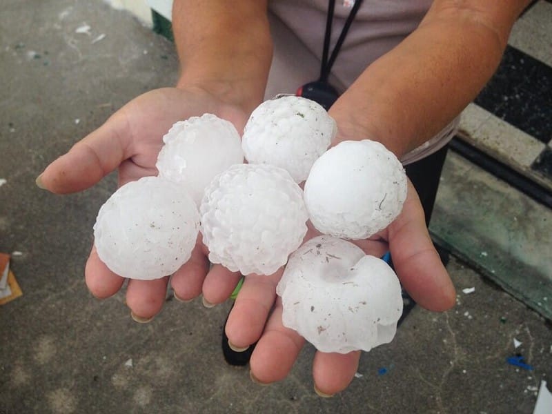 Très gros grêlons à Menat, dans le Puy-de-Dôme, le 5 août 2013, sous une supercellule. (c) La Montagne Très gros grêlons à Menat, dans le Puy-de-Dôme, le 5 août 2013, sous une supercellule. (c) La Montagne