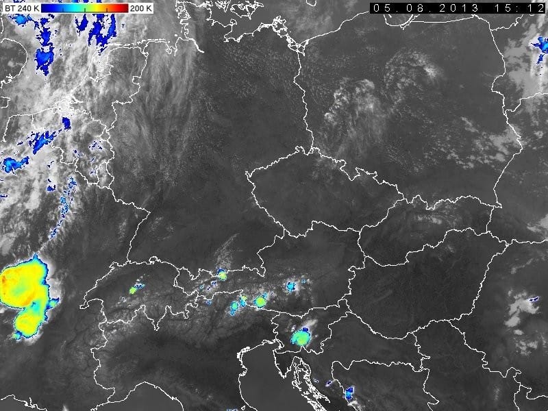 Image satellite du 5 août 2013 à 17h12 locales. Violente activité orageuse sur l'Allier. Image satellite du 5 août 2013 à 17h12 locales. Violente activité orageuse sur l'Allier.