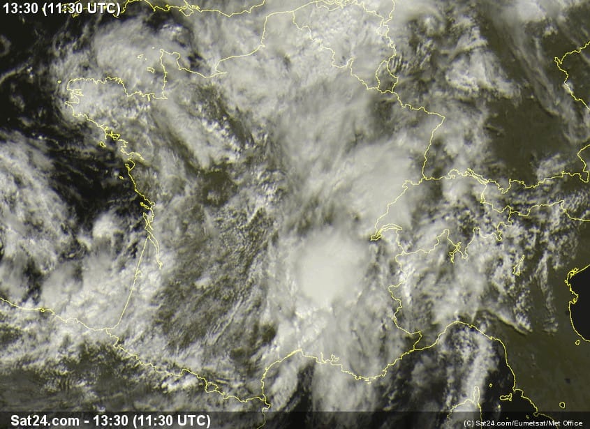Image satellite du 7 août 2013 à 13h30 locales. Forte activité orageuse du Gard à la Drôme. Source : sat24 Image satellite du 7 août 2013 à 13h30 locales. Forte activité orageuse du Gard à la Drôme. Source : sat24