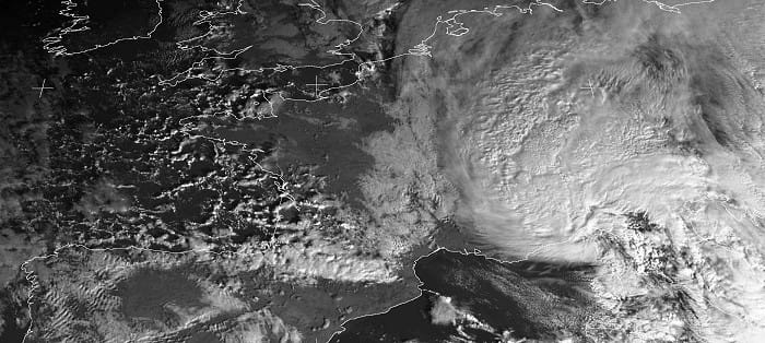 Traîne active sur la façade Atlantique, avec orages et chutes de grêle dans le sud de l'Aquitaine. Image satellite canal visible du 26.12.2013 à 10h locales. (c) EUMETSAT