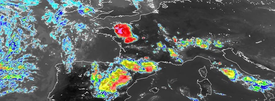 Image satellite du 21 juillet 2013 à 19h locales. Les sommets les plus froids atteignent -60°C. Image satellite du 21 juillet 2013 à 19h locales. Les sommets les plus froids atteignent -60°C.