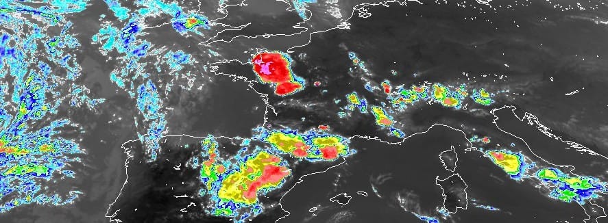 Image satellite du 21 juillet 2013 à 19h locales. Les sommets les plus froids atteignent -60°C.