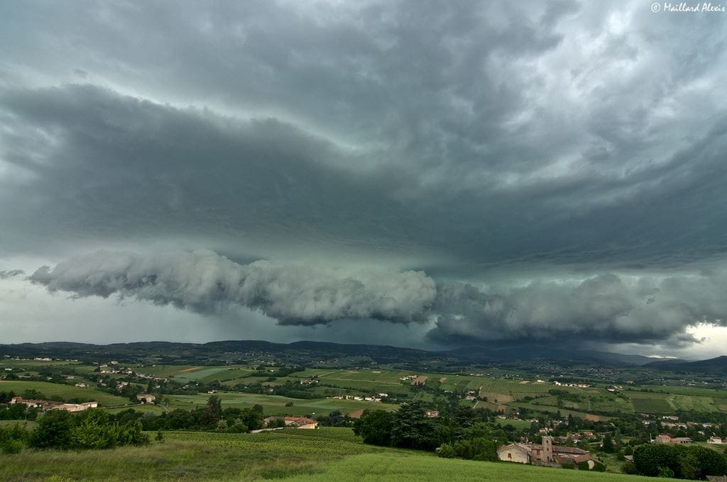 Dégâts liés aux rafales de vent sous orage, le 13 juin 2013, au Bois-d'Oingt, dans le Rhône. (c) A. MAILLARD