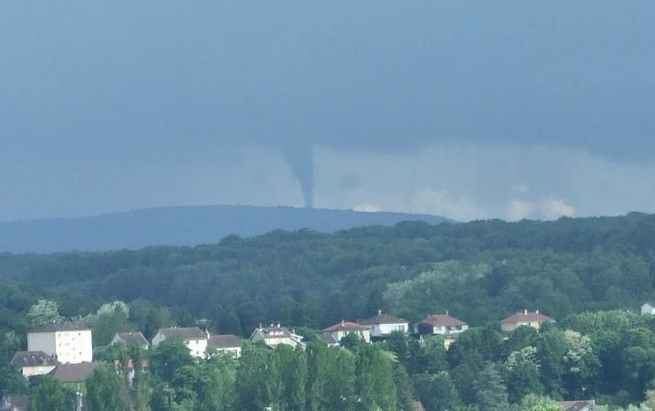 Possible tornade entre Jura et Doubs le 10 juin 2013. (c) N. SINIBALDI Possible tornade entre Jura et Doubs le 10 juin 2013. (c) N. SINIBALDI