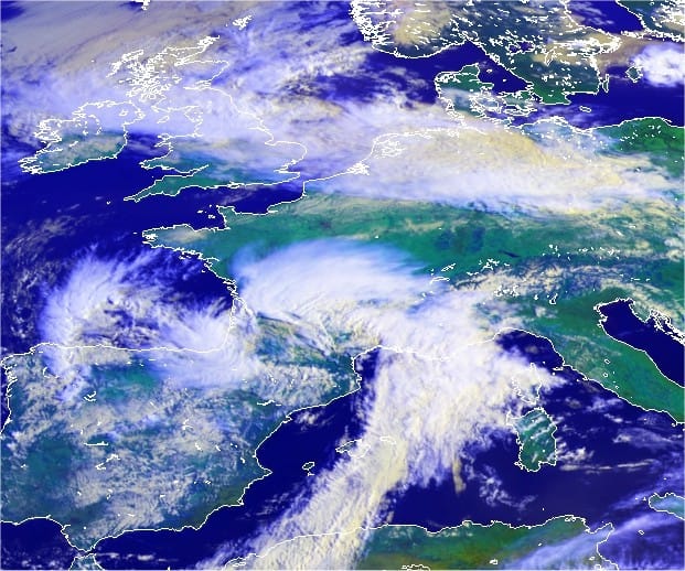 Image satellite visible colorée de 8h TU (West Cheshire College) Image satellite visible colorée de 8h TU (West Cheshire College)