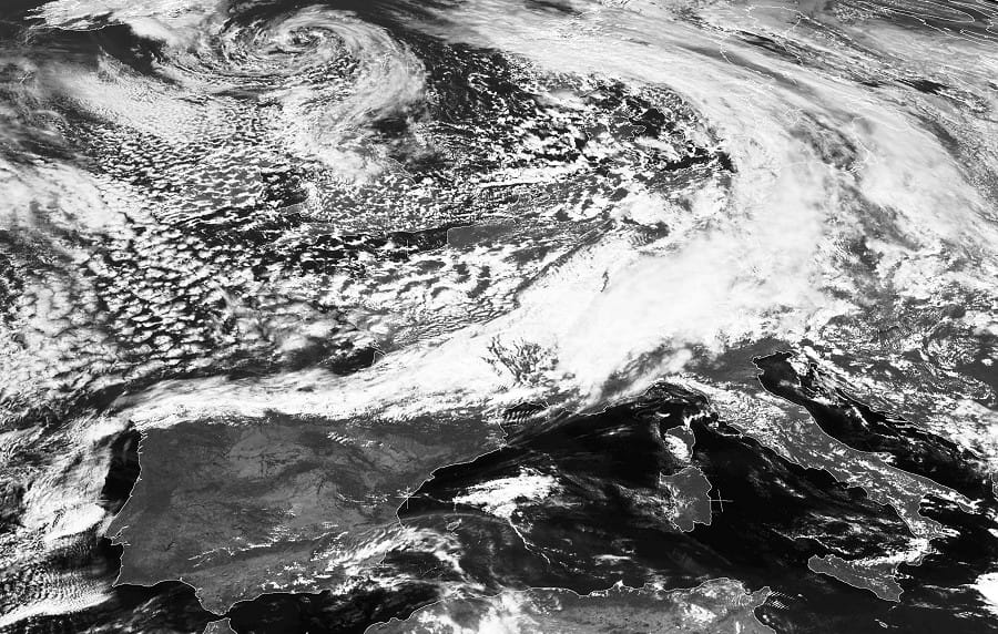 Invasion d'air polaire avec traîne active sur le nord-ouest de l'Europe. Image satellite METEOSAT du 16 septembre 2013 à 14h locales. Invasion d'air polaire avec traîne active sur le nord-ouest de l'Europe. Image satellite METEOSAT du 16 septembre 2013 à 14h locales.