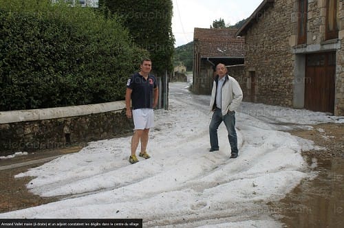 Accumulations de grêle au sol, à Vinzieux (Ardèche), après l'orage du 3 août 2014. (c) Le Dauphiné