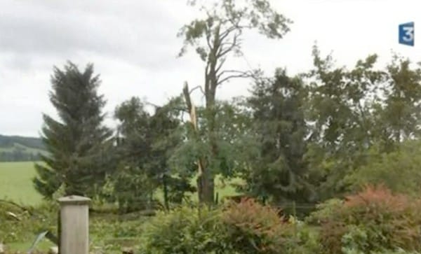 Dommages consécutifs à un phénomène venteux violent, sur la commune de Charquemont, dans le Doubs, le 4 août 2014. (c) France 3 Franche-Comté Dommages consécutifs à un phénomène venteux violent, sur la commune de Charquemont, dans le Doubs, le 4 août 2014. (c) France 3 Franche-Comté