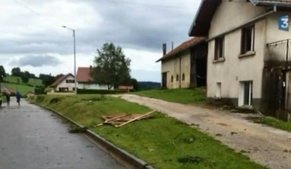 Dommages consécutifs à un phénomène venteux violent, sur la commune de Charquemont, dans le Doubs, le 4 août 2014. (c) France 3 Franche-Comté Dommages consécutifs à un phénomène venteux violent, sur la commune de Charquemont, dans le Doubs, le 4 août 2014. (c) France 3 Franche-Comté