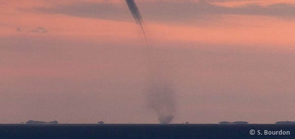 Buisson de la trombe marine qui a évolué au large du Mont Saint-Michel (Manche), le soir du 15 août 2014. © S. Bourdon