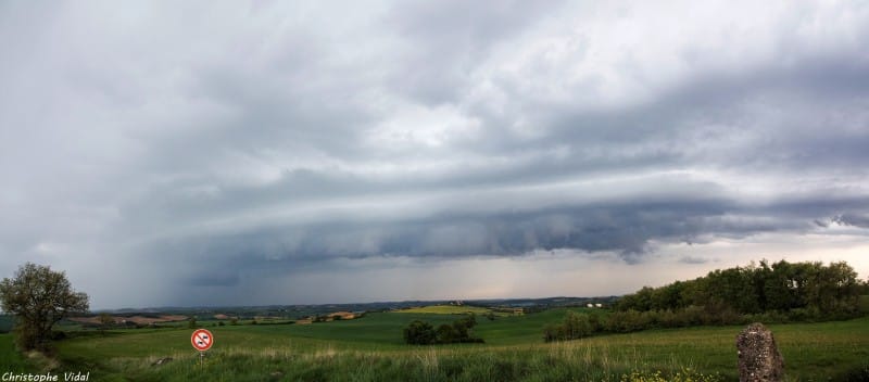 Arcus sous le système multicellulaire ayant évolué entre Ariège, Aude et Haute-Garonne le 24 avril 2014 - C. VIDAL Arcus sous le système multicellulaire ayant évolué entre Ariège, Aude et Haute-Garonne le 24 avril 2014 - C. VIDAL
