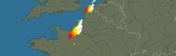 Activité foudre intense sur la Haute-Normandie et la Flandre, le 7 avril 2014 en milieu d'après-midi. (c) Blitzortung