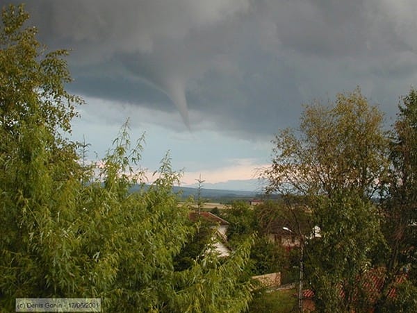 La tornade de Sardieu du 16 juin 2001, photographiée par Denis Gonin.