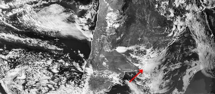 Système orageux actif sur l'est de l'Argentine, le 9 janvier 2014 à 21h TU.. L'amas orageux ciblé par la flèche rouge est celui qui a causé les 4 décès par foudroiement à Villa Gesel.