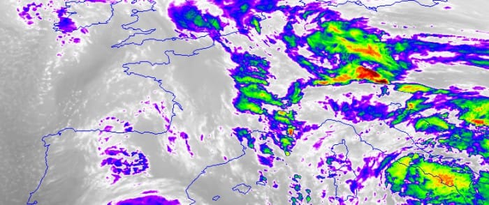 Traîne active sur le nord-ouest du pays, avec orages et chutes de grêle. Image satellite canal visible du 16.01.2014 à 12h locales. (c) DUNDEE Trombe marine au large de Bandol, le 18 janvier 2014 vers 15h00 locales. Crédit photo : Yoann Davisseau, via Var Matin.