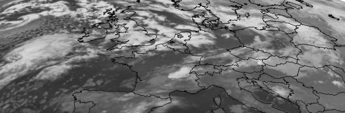 Traîne très active entre le nord de la France et les îles britanniques, avec tornade en cours sur le Nord - Pas de Calais. Image satellite infrarouge Météosat du 7 janvier 1998 à 23h30 TU.