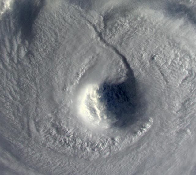 Neoguri vu depuis l'ISS le 7 juillet vers 23h TU - Alexander Gerst Neoguri vu depuis l'ISS le 7 juillet vers 23h TU - Alexander Gerst