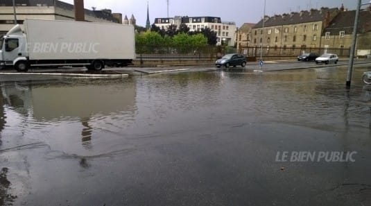 Inondations à Dijon, devant l'Hôpital Général, le 25 juillet 2014. (c) Le Bien Public
