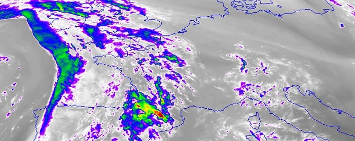 Image satellite infrarouge témoignant d'une activité orageuse dans le sud-ouest de la France. Un orage fort a notamment balayé Pau, où une rafale de 106 km/h a été relevée par Météo France. (c) Météosat