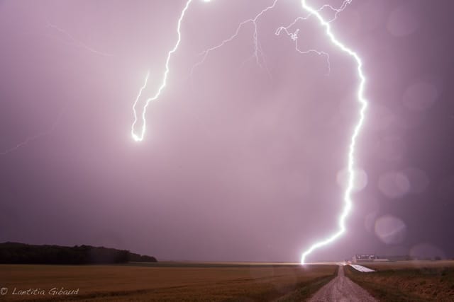 Chute de foudre très proche, photographiée en Haute-Saône le soir du 10 juin 2014. (c) Laetitia GIBAUD Chute de foudre très proche, photographiée en Haute-Saône le soir du 10 juin 2014. (c) Laetitia GIBAUD