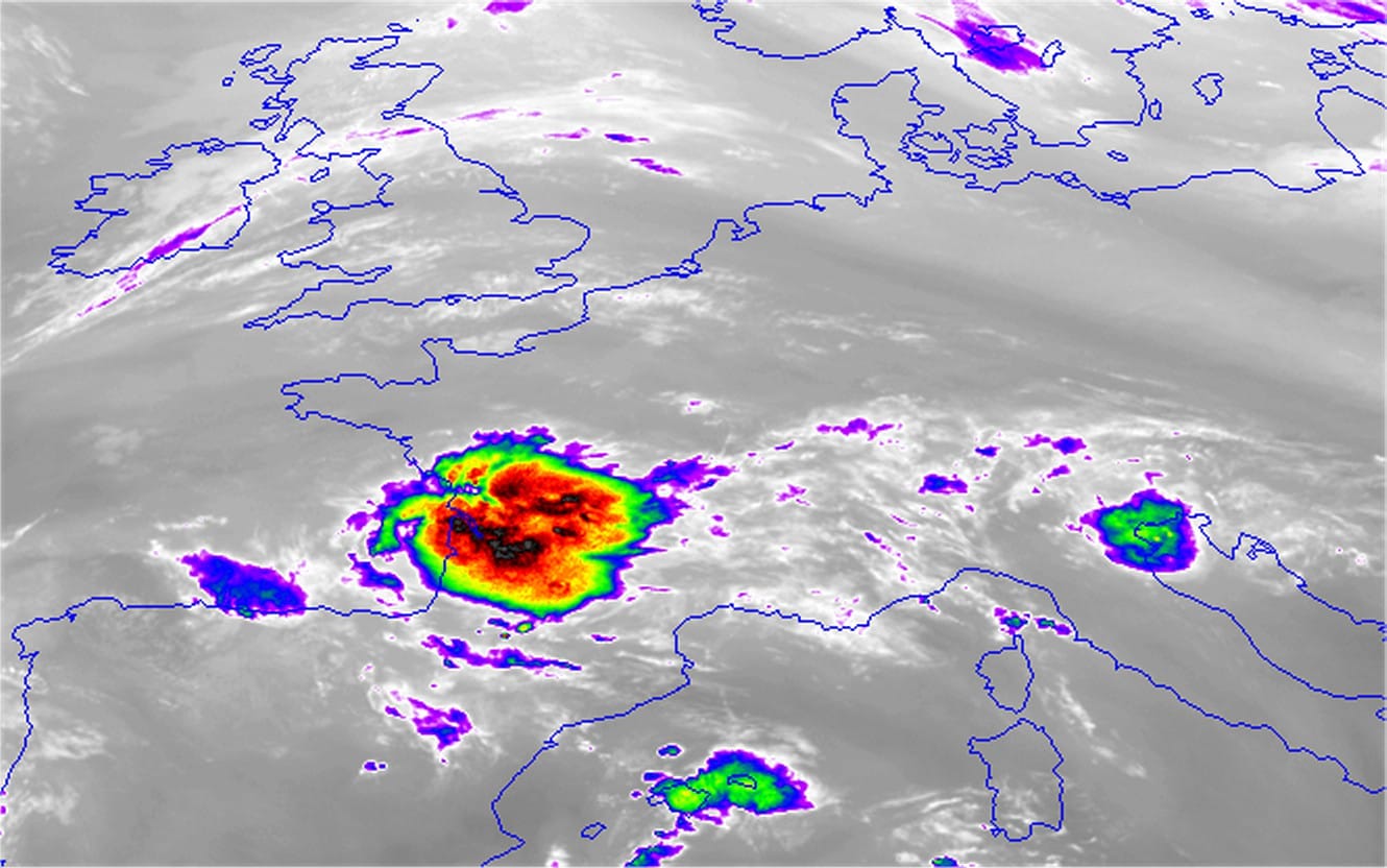 Image satellite du 23 juin 2014 à 02h00 locales. Forte activité orageuse sur le sud-ouest. (c) Météosat
