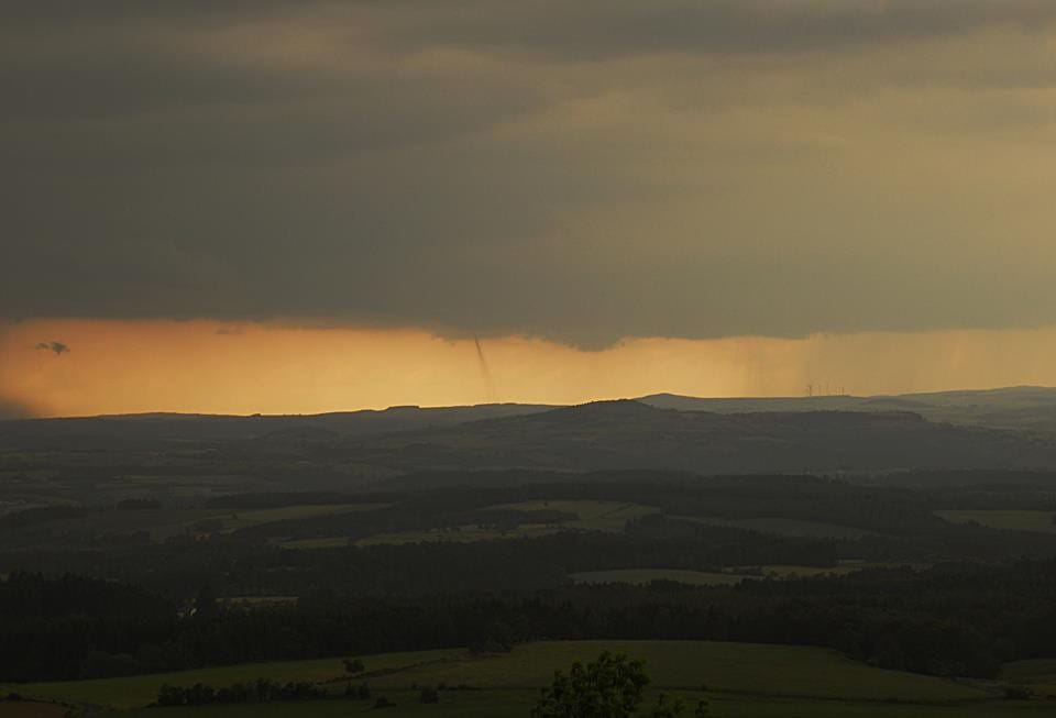 Probable tornade dans le Cantal, le mercredi 11 juin 2014, vue depuis Lastic. (c) Seb Da Silva