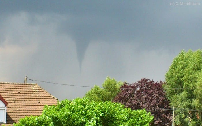 Tornade dans les environs de Coarraze (Pyrénées-Atlantiques), le 25 juin 2014. (c) C. Mendiburu Tornade dans les environs de Coarraze (Pyrénées-Atlantiques), le 25 juin 2014. (c) C. Mendiburu