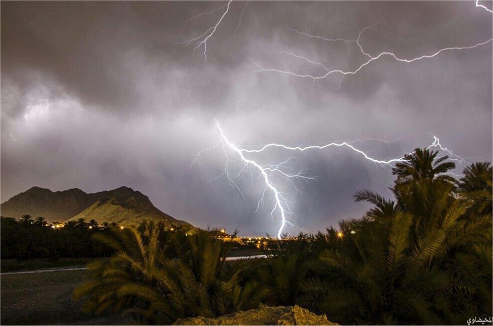 Orage violent au sultanat d'Oman le 4 mai 2014 - (c) @WeatherOman Orage violent au sultanat d'Oman le 4 mai 2014 - (c) @WeatherOman
