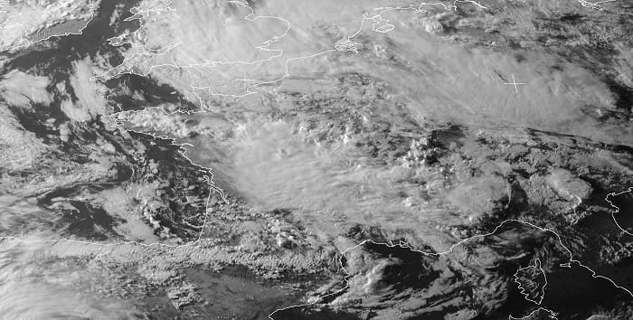 Image satellite canal visible. 26 mai 2014 à 20h00 locales. Activité orageuse très pluvieuse sur le nord de la région Rhône-Alpes. (c) METEOSAT