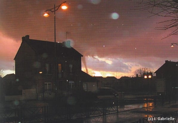 La tornade de Mourmelon-le-Grand (Marne) du 10 décembre 2000, photographiée par J. Gabrielle.