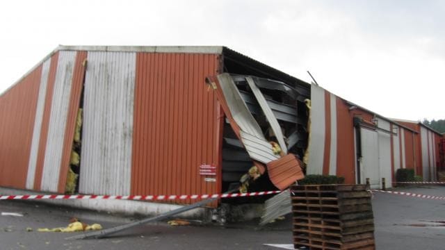 Entrepôt de l'usine Peny endommagé à Saint-Thurien (Finistère) le 8 octobre 2014. (crédit photo : Ouest France)