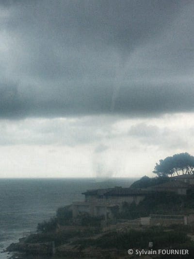 Trombe marine au large de Carry-le-Rouet (Bouches-du-Rhône), le 24 septembre 2014. © Sylvain FOURNIER