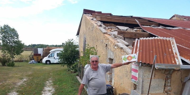 Dommages sur une toiture en tôle suite à un phénomène venteux virulent, à Cars (Gironde), le 17 septembre 2014. (c) Sud-Ouest