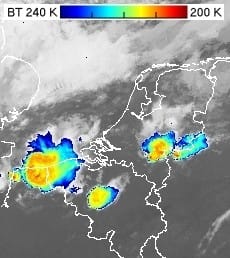 Image satellite thermique du 30 août 2015 à 04h18 locales. (NOAA) Image satellite thermique du 30 août 2015 à 04h18 locales. (NOAA)