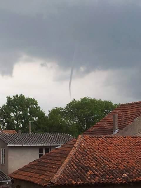 Tuba dans les environs de Moyenvic (Moselle), le 15 juin 2015. © Cindy D. / Météolor Tuba dans les environs de Moyenvic (Moselle), le 15 juin 2015. © Cindy D. / Météolor