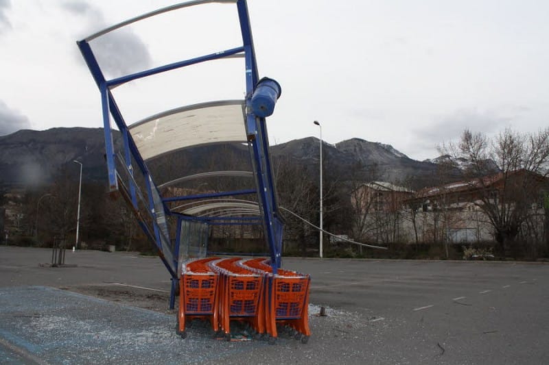 Abri soulevé et chariots déplacés sur le parking Leclerc de Gap, le 29 mars 2015. © Le Dauphiné Abri soulevé et chariots déplacés sur le parking Leclerc de Gap, le 29 mars 2015. © Le Dauphiné