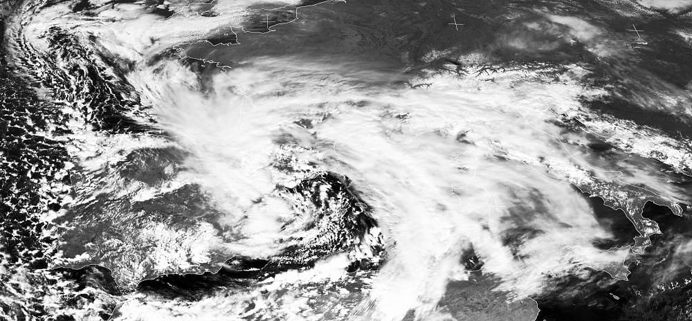Image satellite Météosat canal visible du 27 février 2016 à 13h00 locales, montrant le vaste enroulement dépressionnaire centré sur la Catalogne. Image satellite Météosat canal visible du 27 février 2016 à 13h00 locales, montrant le vaste enroulement dépressionnaire centré sur la Catalogne.