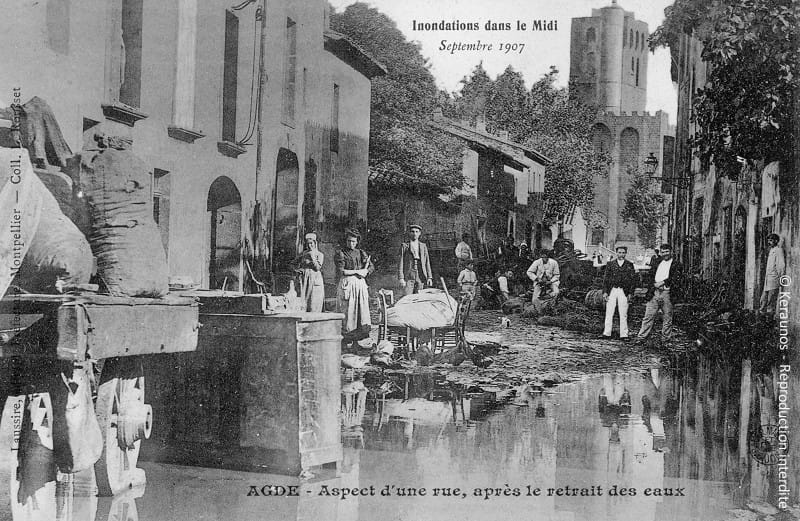 AGDE (Hérault) - Crue de l'Hérault du 26 septembre 1907. Aperçu de la rue Rabelais en direction des berges de l'Hérault et de la cathédrale. © Keraunos