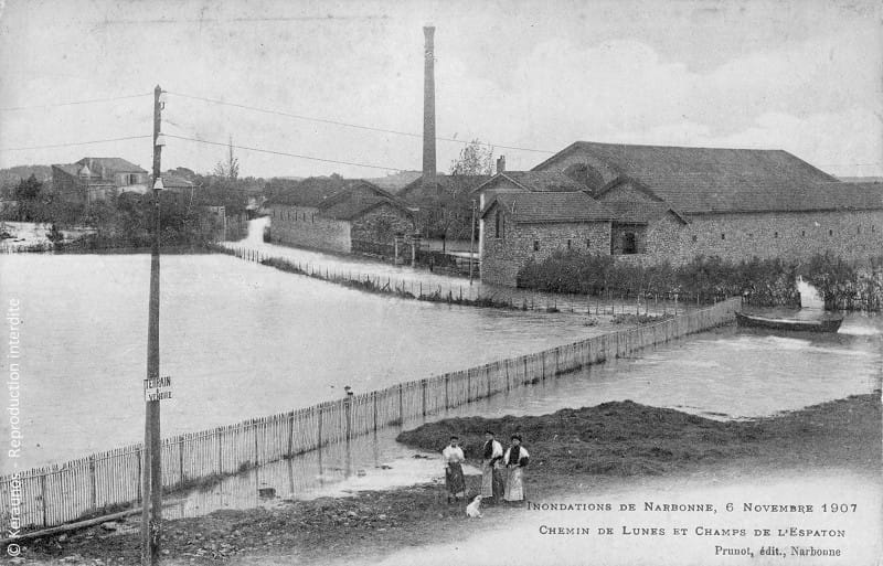 NARBONNE (Aude) - Inondations du 6 novembre 1907. Aperçu de la route de Lunes, au sud de l'agglomération. © Keraunos