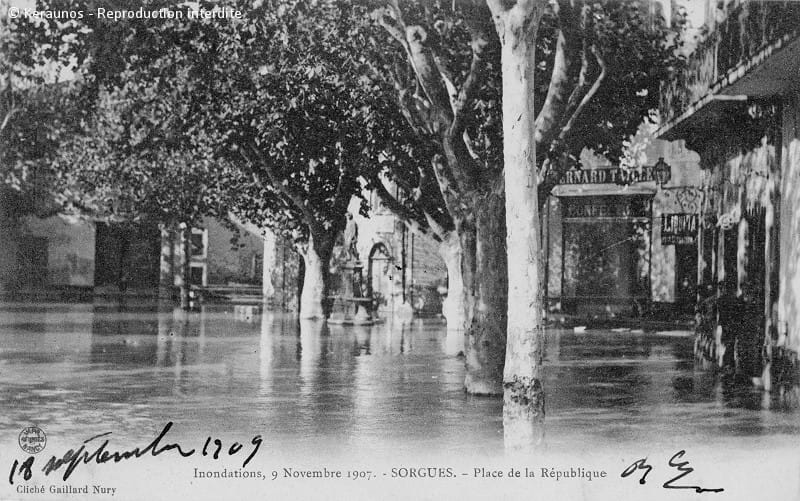 SORGUES (Vaucluse) - Crue de l'Ouvèze et inondations du 9 novembre 1907. Aperçu de la place de la République. © Keraunos