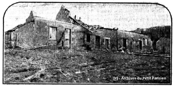 Tornade EF3 de Chançay (Indre-et-Loire) du 27 février 1927 - Les communs du château de Jallanges, commune de Vernou-sur-Brenne. © Archives du Petit Parisien Tornade EF3 de Chançay (Indre-et-Loire) du 27 février 1927 - Les communs du château de Jallanges, commune de Vernou-sur-Brenne. © Archives du Petit Parisien