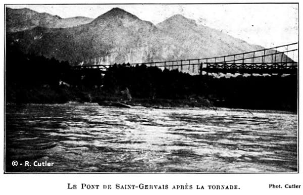 Tornade EF2 de la Rivière (Isère) du 22 juillet 1924 - Un aspect du pont suspendu de Saint-Gervais après la tornade. © R. Cutler Tornade EF2 de la Rivière (Isère) du 22 juillet 1924 - Un aspect du pont suspendu de Saint-Gervais après la tornade. © R. Cutler