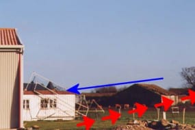 Tornade EF1 de Rouillé (Vienne) du 2 janvier 1998 - Cage de but propulsée dans le sens opposé à la trajectoire. © Mairie de Rouillé / Jean-Philippe FORESTIER Tornade EF1 de Rouillé (Vienne) du 2 janvier 1998 - Cage de but propulsée dans le sens opposé à la trajectoire. © Mairie de Rouillé / Jean-Philippe FORESTIER