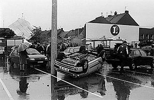 Tornade EF2 de Wattrelos (Nord) du 24 avril 2001 - Voitures retournées (c) La Voix du Nord Tornade EF2 de Wattrelos (Nord) du 24 avril 2001 - Voitures retournées (c) La Voix du Nord